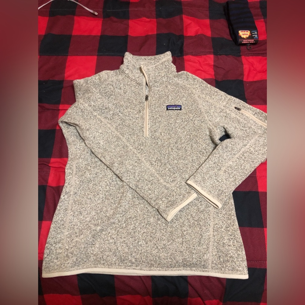 Womens Patagonia 1/4 zip, size large only worn couple times no stains or rips
